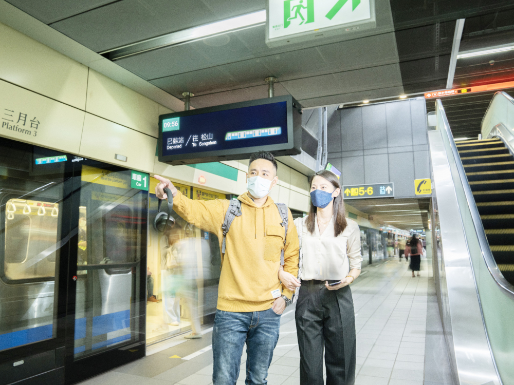 友達旗下達擎之客製化TARTAN顯示器，於台北捷運中山站亮相。以獨特長條型比例與高畫質特色，為台北捷運站帶來嶄新的都會車站風貌