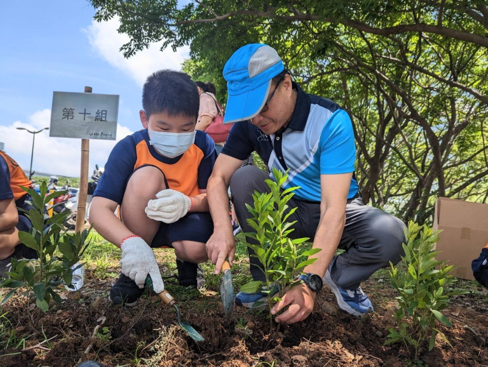 友達綠色志工及眷屬一起植下樹苗，親手打造綠帶景觀及動植物的友善棲息環境