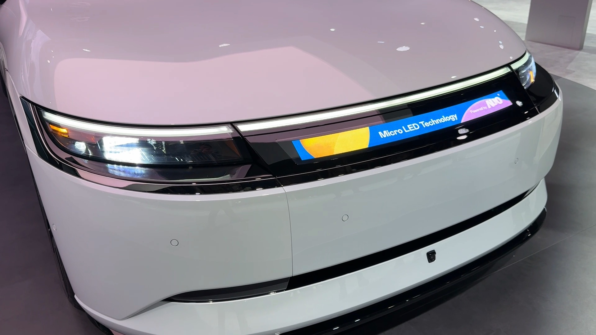 友達Micro LED車頭顯示解決方案擁有高對比度、高亮度、高解析度和超廣視角等特性，可以清晰顯示充電狀態、車輛資訊並展現車主個人化的主題風格、影片文字等內容，革新了人與車的互動方式。
